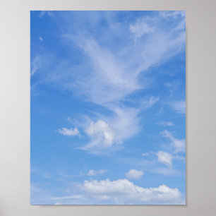Blauer Himmel mit wispy Wolken Poster