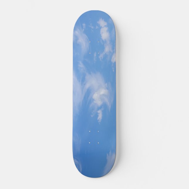Blauer Himmel mit wispy Wolken Skateboard (Vorderseite)