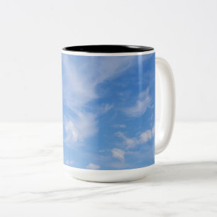 Blauer Himmel mit wispy Wolken Zweifarbige Tasse