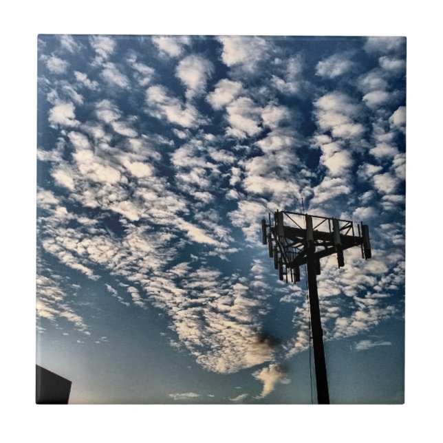 Blauer Himmel mit Wolken, die in Schatten geraten  Fliese (Vorderseite)