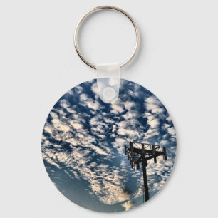 Blauer Himmel mit Wolken, die in Schatten geraten Schlüsselanhänger