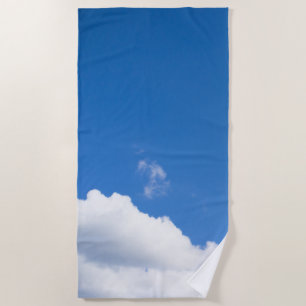 Blauer Himmel mit Wolken Strandtuch