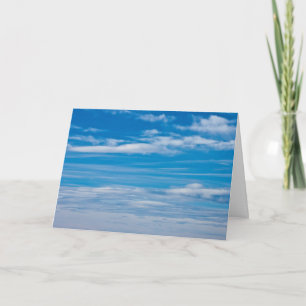 Blauer Himmel mit Wolkenkratzern Karte