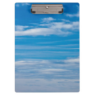 Blauer Himmel mit Wolkenkratzern Klemmbrett