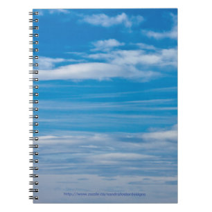 Blauer Himmel mit Wolkenkratzern Notizblock