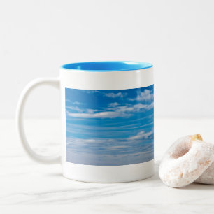 Blauer Himmel mit Wolkenkratzern Zweifarbige Tasse
