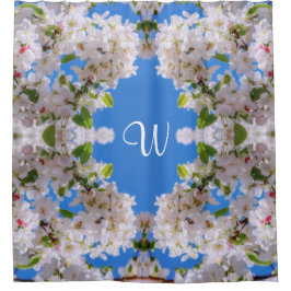 Blauer Himmel, Monogramm weißer Apfelblüten Duschvorhang