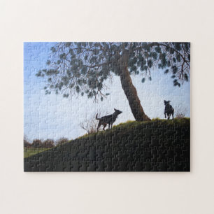 Blauer Himmel über Parklandschaft mit zwei Hunden Puzzle