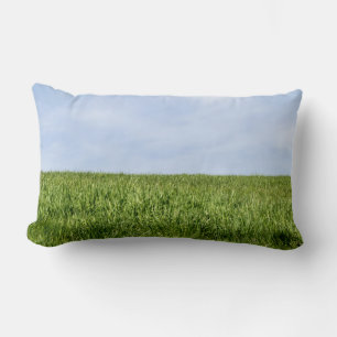Blauer Himmel und grünes Gras Lendenkissen