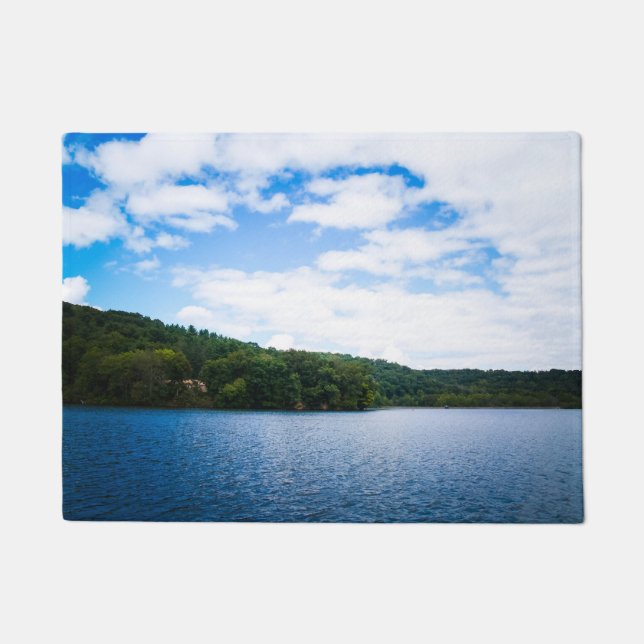 Blauer Himmel und ruhiges Wasser im Frühjahr Fußmatte (Vorderseite)