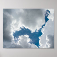 Blauer Himmel und sonnenbeleuchtete Wolken