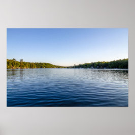 Blauer Himmel und Stillgewässer am Glen Lake Poster