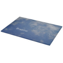 Blauer Himmel und weiche Wolken "atmen" Glas