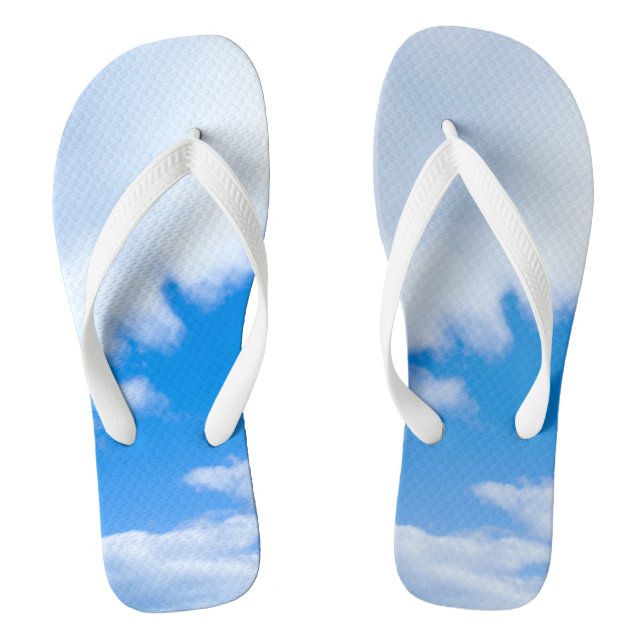 Blauer Himmel und weiße Wolken Flip Flops (Fußbett)