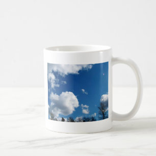 blauer Himmel und weiße Wolken Tasse