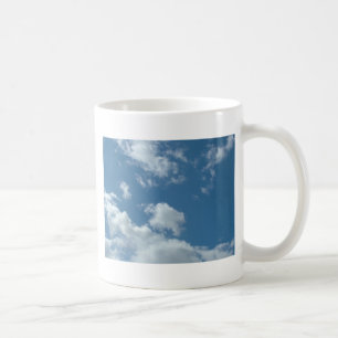blauer Himmel und weiße Wolken Tasse
