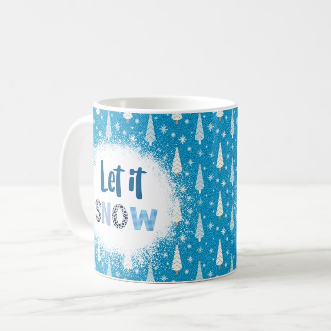 Blauer Hintergrund mit Bäumen und "Let it Snow" Kaffeetasse (Vorderseite Links)