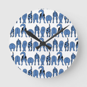 Blauer-Hund-Po-Muster Runde Wanduhr