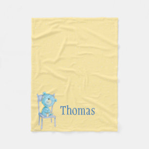 Blauer Kaliko-Bär, der auf Stuhl lächelt Fleecedecke