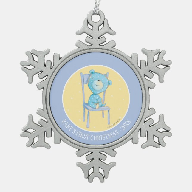 Blauer Kaliko-Bär, der auf Stuhl lächelt Schneeflocken Zinn-Ornament (Vorderseite)