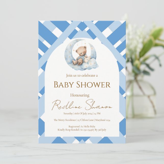 Blauer Karo Junge Baby Shower Bär Einladung (Stehend Vorderseite)