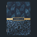 Blauer Leopard Print Shimmer Tropenflorname iPad Pro Cover<br><div class="desc">Der Blue Leopard Print Shimmer Tropical Floral Name iPad Cover zeichnet sich durch ein elegantes blau-schwarz-schimmerndes Leopardenmuster und ein tropisches Blumenmuster aus, das Ihren personalisierten Namen in der Mitte auf einem Goldband trägt. Personalisieren Sie den Text in den Textfeldern, indem Sie ihn bearbeiten. Entwickelt für Sie von ©Evco Studio www.zazzle.com/store/evcostudio...</div>