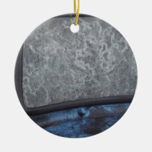 Blauer LKW verrostetes Fenster Keramikornament