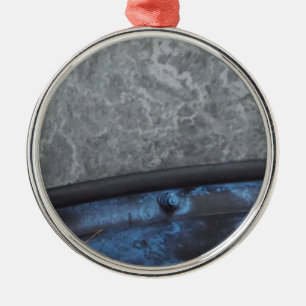 Blauer LKW verrostetes Fenster Silbernes Ornament
