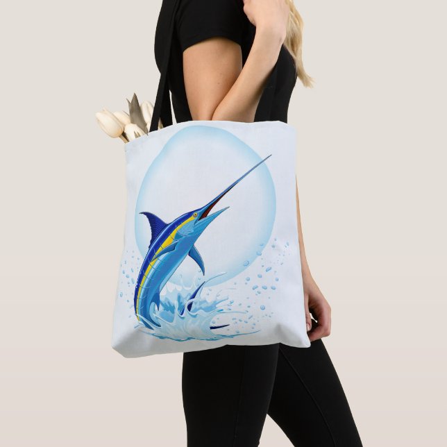 Blauer Marlin springt aus dem Ozean (Von Nahem)