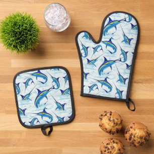 Blauer Marlin springt aus dem Ozean Ofenhandschuh & Topflappen-Set