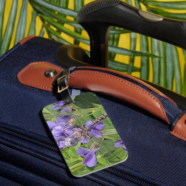 Blauer Mit Augen Darner Dragonfly auf Purple Flowe Gepäckanhänger (Vorderseite Insitu 1)