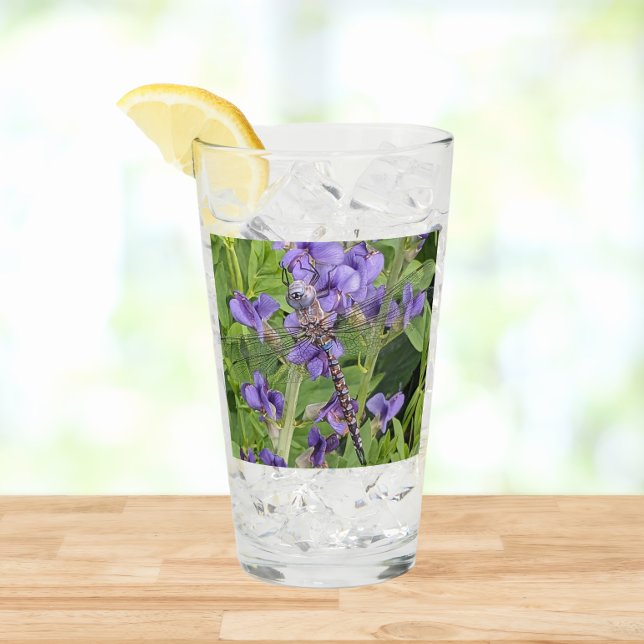 Blauer Mit Augen Darner Dragonfly auf Purple Flowe Glas (In Situ Table)