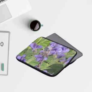 Blauer Mit Augen Darner Dragonfly auf Purple Flowe Laptopschutzhülle