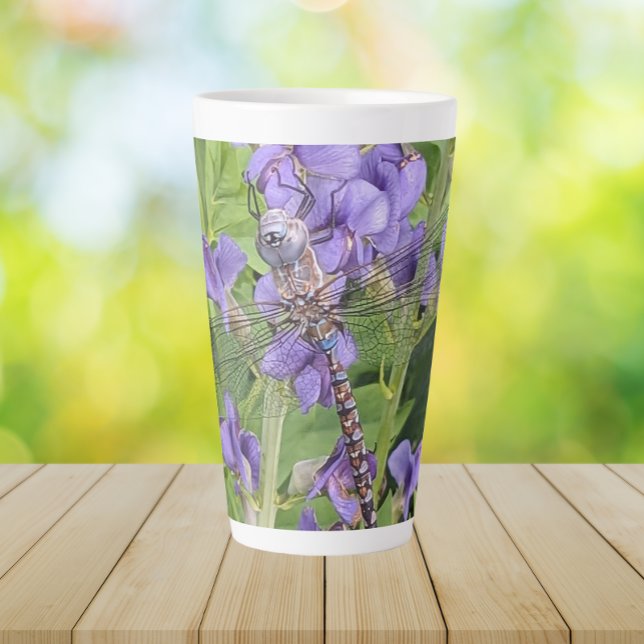 Blauer Mit Augen Darner Dragonfly auf Purple Flowe Milchtasse (In Situ Table)