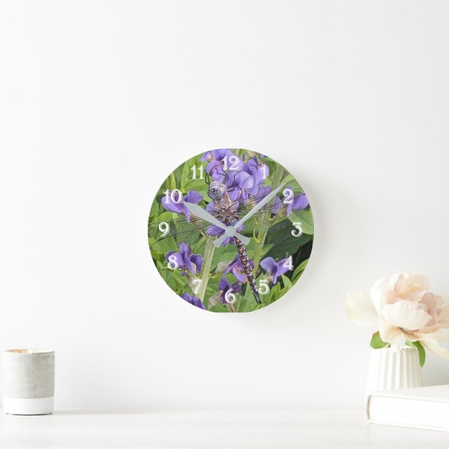 Blauer Mit Augen Darner Dragonfly auf Purple Flowe Runde Wanduhr (Zuhause)