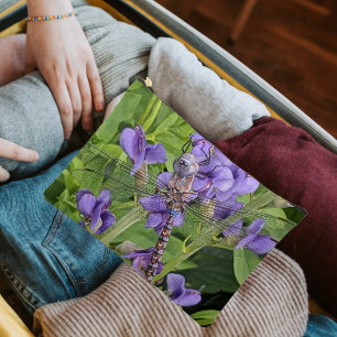 Blauer Mit Augen Darner Dragonfly auf Purple Flowe Zubehörtasche