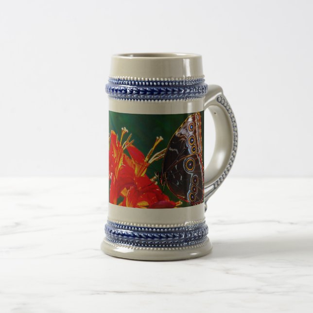 Blauer Morpho-Schmetterling auf Crocosmia Lucifer- Bierglas (VorderseiteRechts)