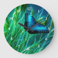 Blauer Morpho Schmetterling auf grünem Gras