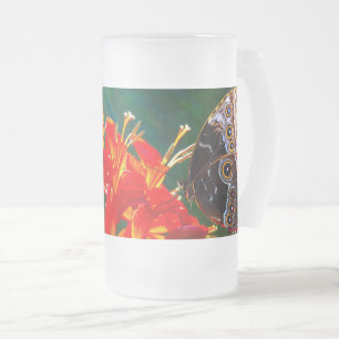 Blauer Morphon-Schmetterling auf Crocosmia Lucifer Mattglas Bierglas