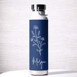 Blauer Navy Name Floral Bachelorette Bridal Trinkflasche<br><div class="desc">Feiern Sie stilvoll mit unserem Namen Hand Scripted Bachelorette Brautparty Thermal Wine Tumbler. Mit seinem eleganten, personalisierten Drehbuch-Design ist dieser Schuster ideal, um Getränke während Ihrer Brautfeierlichkeiten bei optimaler Temperatur behalten. Aus hochwertigen, isolierten Materialien gefertigt, ist es genauso praktisch wie schick. Ideal für Junggeselinnen-Abschiede, Brautpartys oder als nachdenkliches Geschenk verbindet...</div>