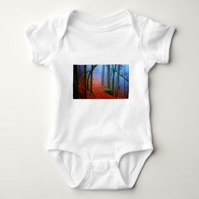Blauer Nebel in gestrichenem Wald Baby Strampler (Vorderseite)