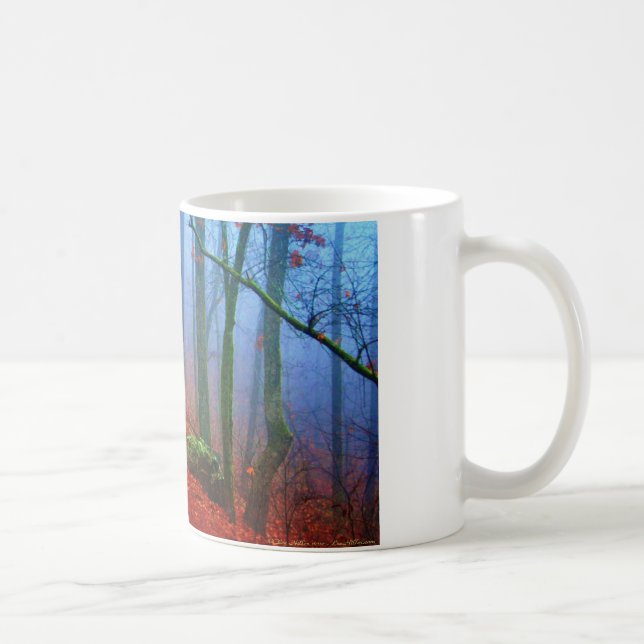 Blauer Nebel in gestrichenem Wald Kaffeetasse (Rechts)