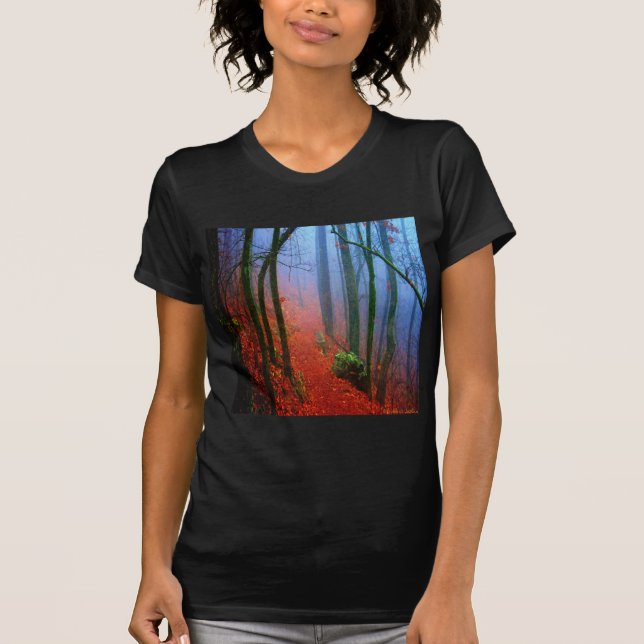 Blauer Nebel in gestrichenem Wald T-Shirt (Vorderseite)