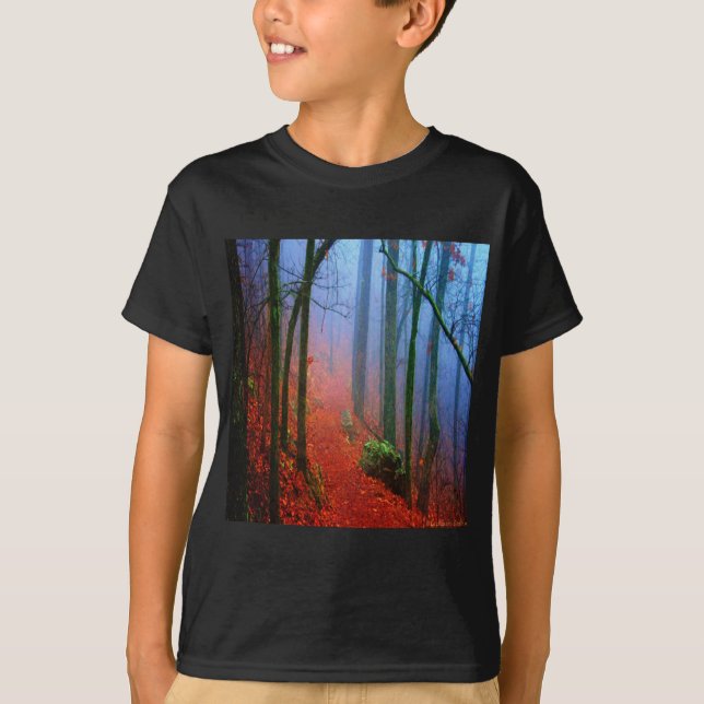 Blauer Nebel in gestrichenem Wald T-Shirt (Vorderseite)