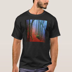 Blauer Nebel in gestrichenem Wald T-Shirt