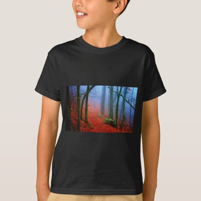 Blauer Nebel in gestrichenem Wald T-Shirt (Vorderseite)