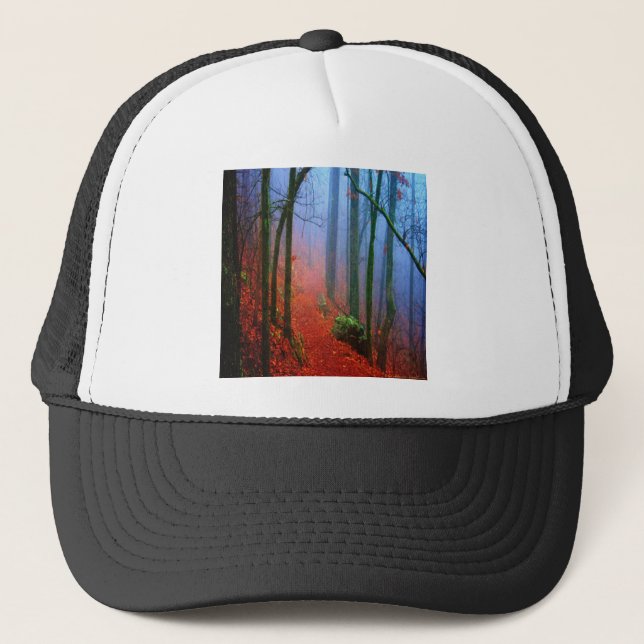 Blauer Nebel in gestrichenem Wald Truckerkappe (Vorderseite)