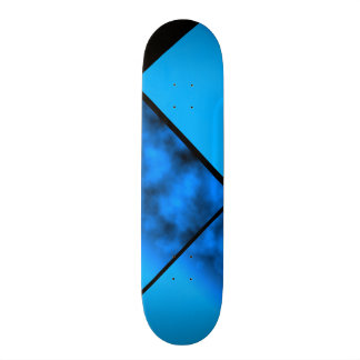Blauer Neonnächtlicher Himmel mit schwarzer Skateboard