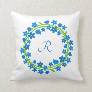 Blauer Nicht-Blumenkranz mit Monogramm Kissen