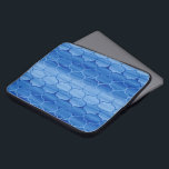 Blauer Ogee Muster Laptopschutzhülle<br><div class="desc">Die stilvolle, individuelle Laptop-Hülle weist ein undurchsichtiges blaues Ogee-Muster auf. Die ineinander greifenden Ogeen-Formen reichen von dunkelblau bis hellblau und hinten. Im Gegensatz dazu verlagern sich die Konturen der kontinuierlichen S-Kurve von hellblau zu dunkelblau und rückwärts. Die blau-geometrisch gestrichenen Formen haben einen modernen, handgefertigten Look. Die Farbstriche fügen den Farben...</div>